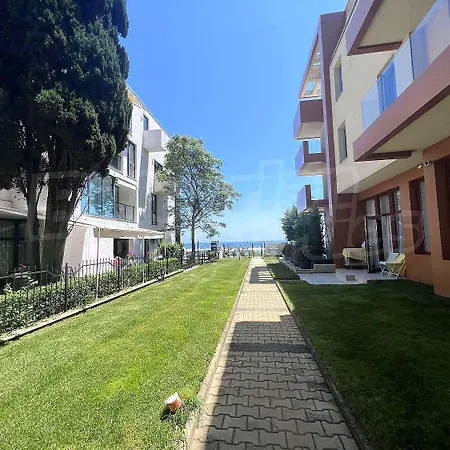 Central Beach Ravda Apartments * Равда